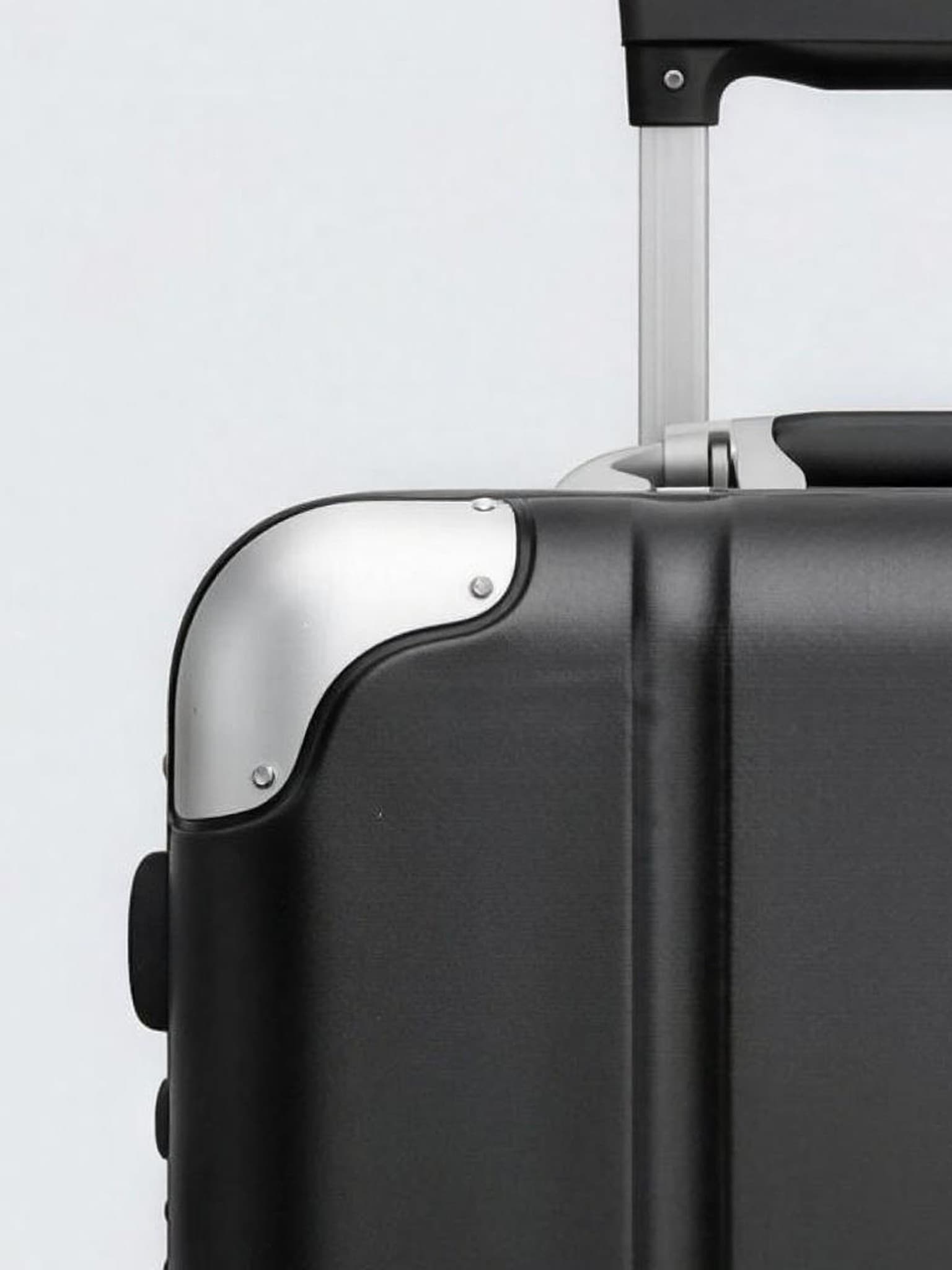 The Transit, corner guard and frame detail